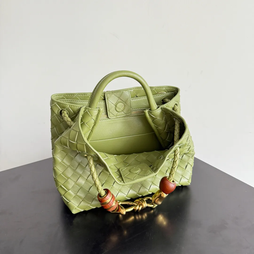 The new Andiamo batch of 3060 BV is shipped‼ ️The classic intercciato weaving process is used to create a soft bag, the metal knot is made of micro-cast aluminum using jewelry technology🪢, and the decorative beads are made of metal and hand-polished oak, allowing you to jump repeatedly between elegance and fun💃, making it unpredictable. Classic and versatile, it shows off your temperament, and the bag has a large capacity, making it very convenient for daily commuting! It has a variety of carrying methods, the shoulder straps can be adjusted by yourself, the original lambskin feels soft and delicate, and the unisex style breaks gender boundaries and brings a more practical and long-lasting use experience. The Andiamo, which has both elegant and casual styles, perfectly interprets the "fashionable old money style". Style number: 743568+wood hardware Color: Matcha green Size: 25*22*10.5cm